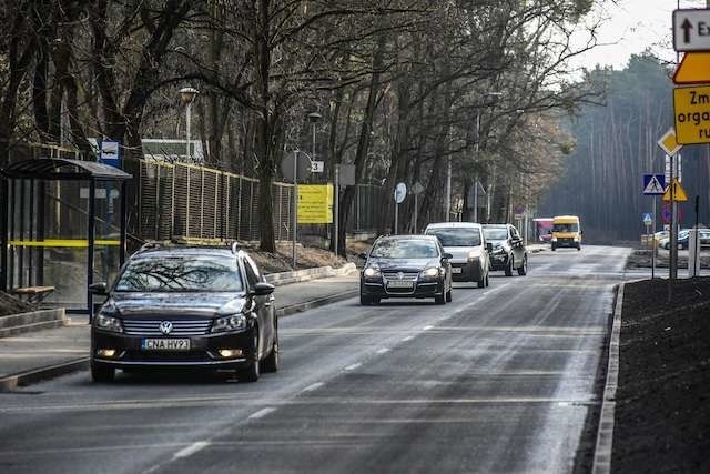 Skrzyżowanie ulic Glinki - Szpitalna jest przejezdne i trudno zauważyć, że wykonawca popełnił błąd.  Będzie musiał go naprawić. Skrzyżowanie już niebawem zostanie wyłączone z ruchu na kolejnych kilka tygodni