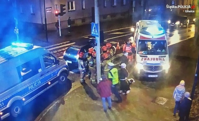 Policjanci ostrzegają o ostrożność na drogach, szczególnie w obecnym czasie jesienno-zimowym, kiedy ograniczona jest widoczność.