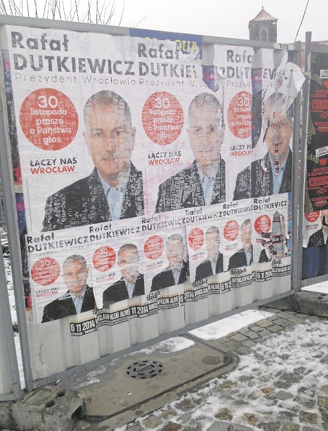 W święto Trzech Króli można było zobaczyć we Wrocławiu billboard Mirosławy Stachowiak-Różeckiej i zniszczone plakaty prezydenta Rafała Dutkiewicza. Komitety muszą je ściągnąć