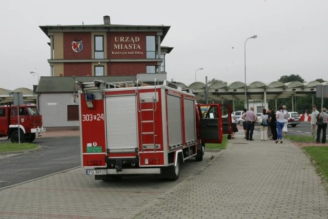 Wszyscy pracownicy Urzędu Miasta w Kostrzynie musieli opuścić budynek. Sprawdzą go policyjni politechnicy.