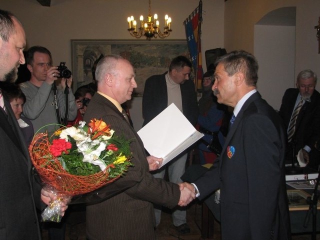 Jan Statuch (z prawej), Sandomierzan Roku odbiera gratulacje od wiceburmistrza Marka Bronkowskiego.