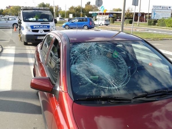 Opel astra wjechał na mężczyznę przechodzącego przez jezdnię w dozwolonym miejscu.