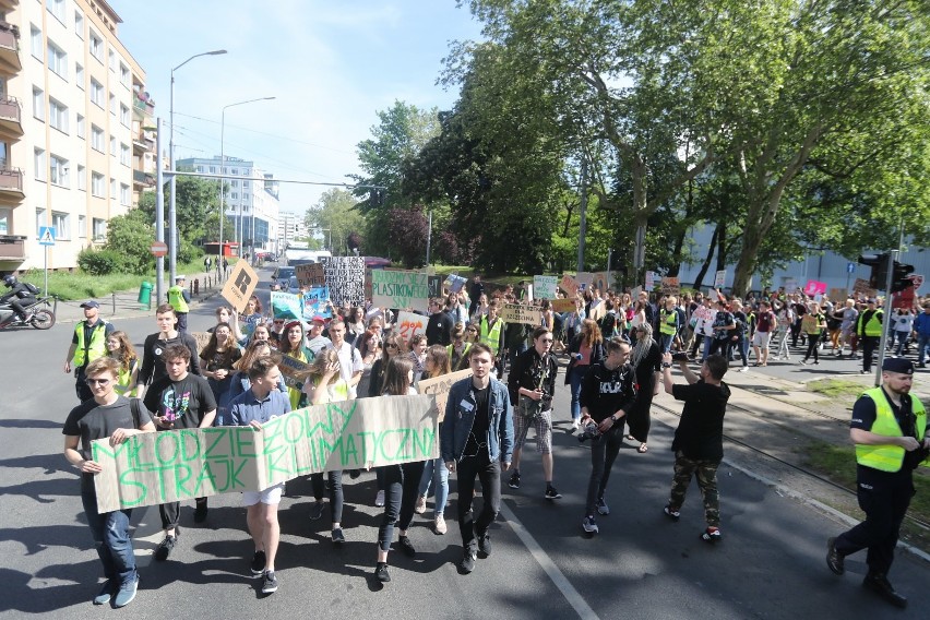 "Riki tiki - ratujmy tropiki" - ulicami przeszedł marsz Młodzieżowego Strajku Klimatycznego