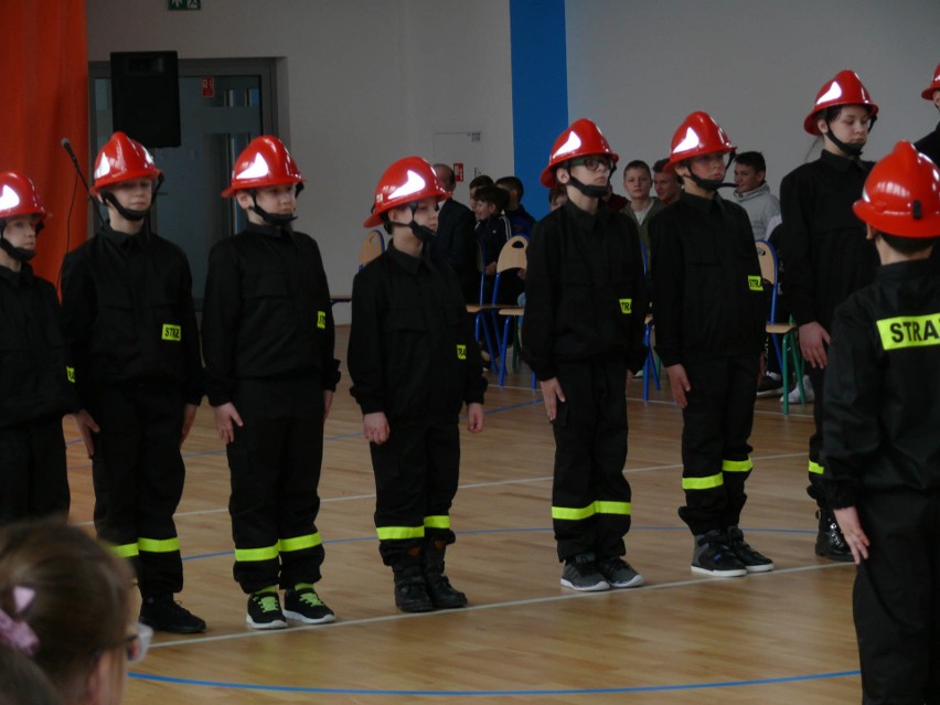 W szkole podstawowej w Bałtowie szkolą przyszłych strażaków. Uczestnicy Akademii Młodego Strażaka dostali mundury [ZDJĘCIA]