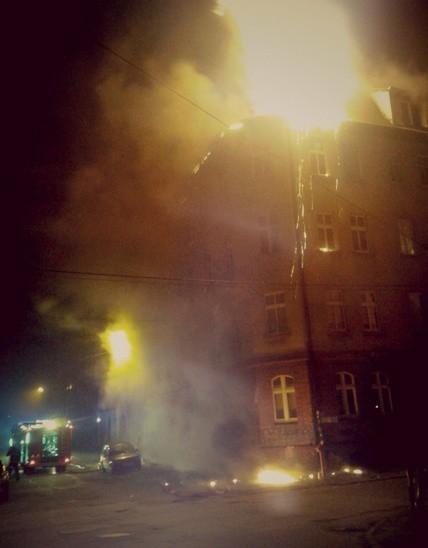 Tragiczny pożar kamienicy w Mysłowicach: 1 osoba nie żyje. 5 os&oacute;b ewakuowanych z dachu