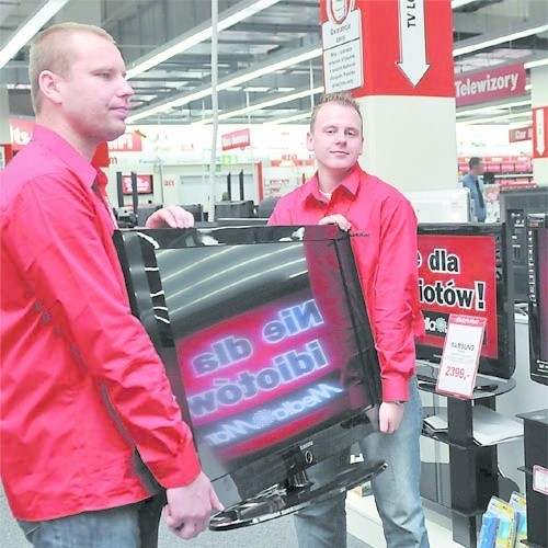 W Media Markt trwają gorączkowe przygotowania na wielkie otwarcie sklepu. Pracownicy szykują się na szturm klientów szukających promocji.