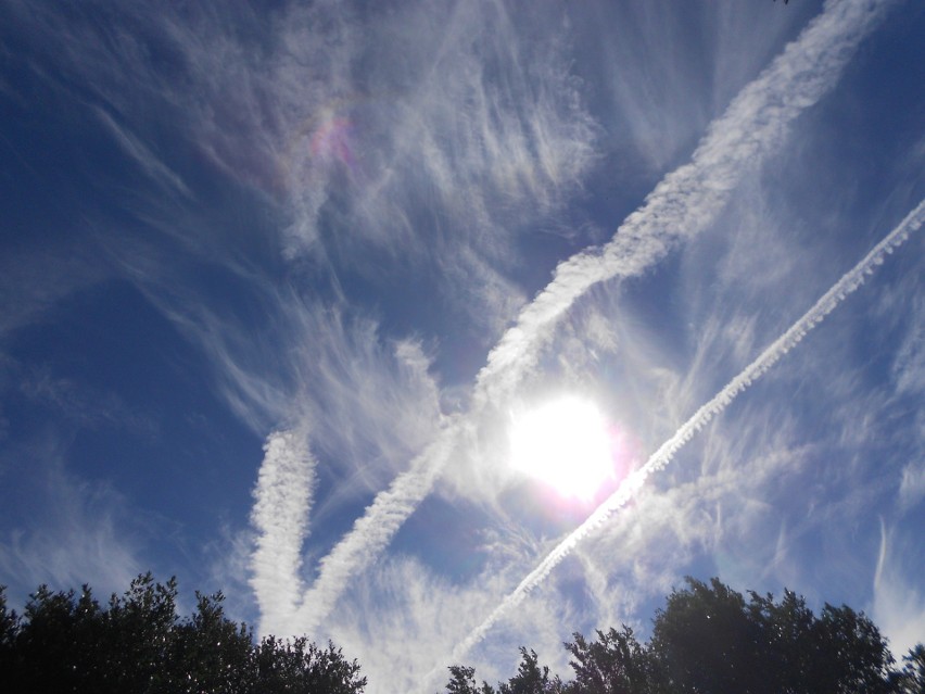 Chemtrails: Co to jest? Smugi chemiczne rozpylają samoloty i nas trują. Tak twierdzą zwolennicy teorii spiskowych 
