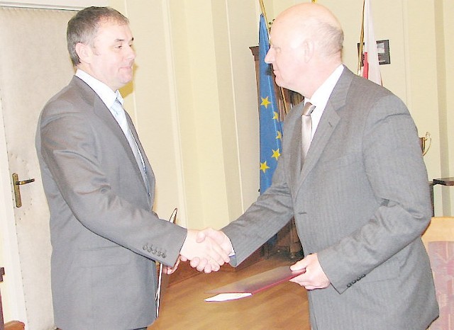 Prezydent Robert Malinowski wymienił się umowami z Tomaszem Ficem, prezesem firmy Veolia Transport Kujawy