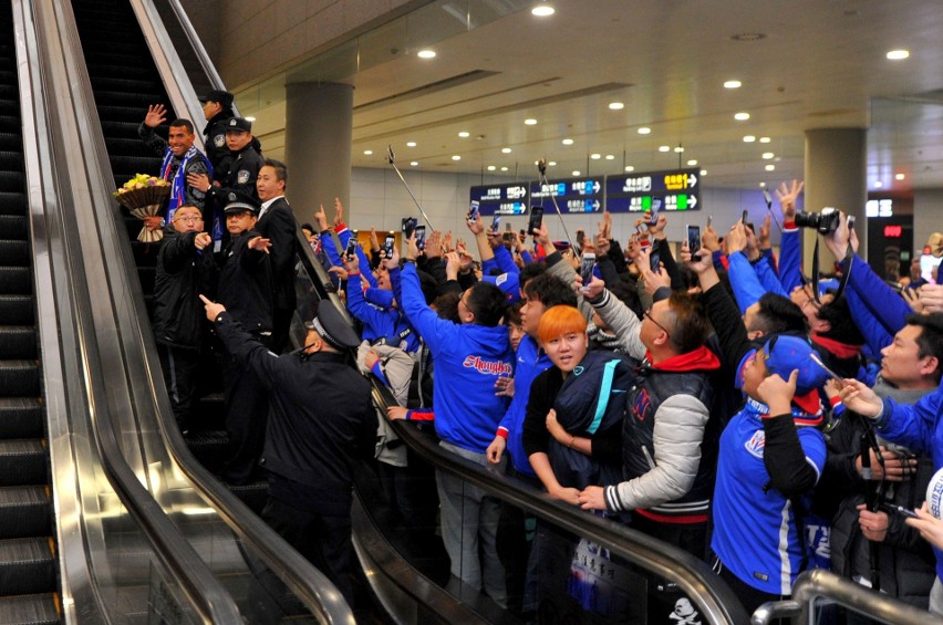Chińczycy powitali najlepiej opłacanego piłkarza na świecie - Carlosa Teveza [ZDJĘCIA, WIDEO]