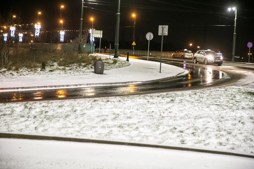 IMGW ostrzeżenia: Będzie bardzo ślisko na drogach i...