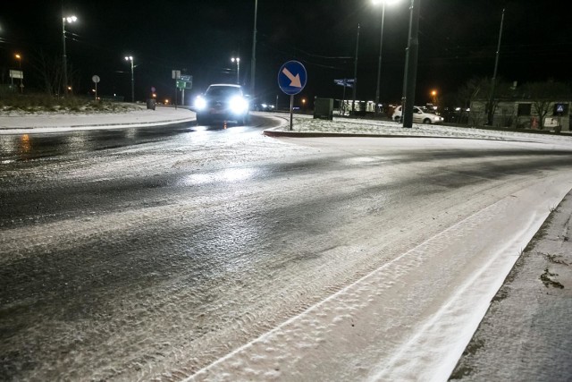 IMGW ostrzeżenia: Będzie bardzo ślisko na drogach i chodnikach