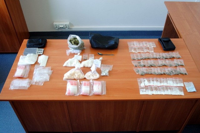 Podczas przeszukania jednego z mieszkań w Warce policjanci znaleźli łącznie 415 gramów różnych narkotyków, w tym marihuany, amfetaminy i heroiny.