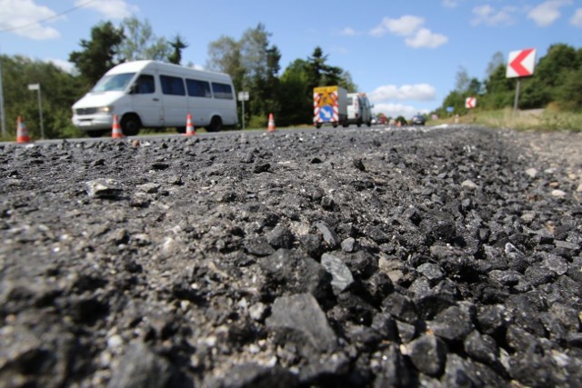 Drogowcy zakończyli układanie specjalnej, przyczepnej warstwy asfaltu na feralnym odcinku drogi w Raszówce koło Mniowa. Końca dobiega też malowanie oznakowania.