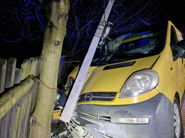 W Filipowicach bus dostawczy wypadł z drogi i uderzył w słup