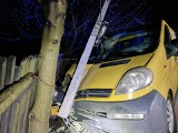 Wypadek pod Krakowem. W sylwestra w gminie Krzeszowice bus wypadł z drogi i uderzył w słup