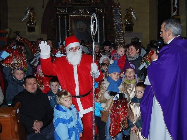 Do zobaczenia za rok św. Mikołaju (w tej roli Mirosław Boduch) w towarzystwie ks. Krzysztofa Wojnowskiego i obdarowanych dzieci