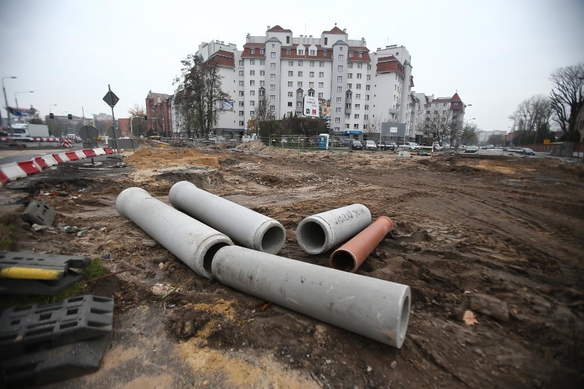 Przy ulicy Długiej w pobliżu wiaduktu kolejowego trwa budowa...