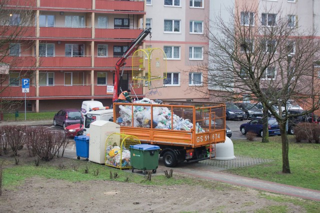 W Słupsku urzędnicy zapowiadają kontrolę tego, co wyrzucają mieszkańcy do śmietników. Straż miejska zapowiada, że będą mandaty.