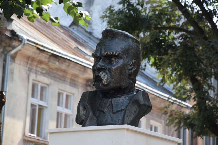 W Przemyślu odsłonili odnowiony pomnik marszałka Józefa Piłsudskiego [ZDJĘCIA]