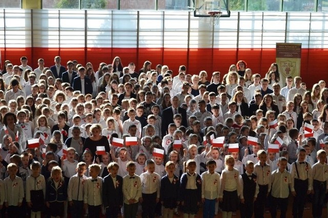 9 listopada w ramach świętowania 100. rocznicy odzyskania przez Polskę niepodległości,  Szkoła Podstawowa numer 2 imienia Partyzantów Ziemi Opatowskiej w Opatowie włączyła się w akcję „Rekord dla Niepodległej’’. O godzinie 11.11  ok. 470 uczniów szkoły wraz z nauczycielami odśpiewało  4 strofy Mazurka Dąbrowskiego w poczuciu obywatelskiej wspólnoty i w podniosłej atmosferze ważnego patriotycznego jubileuszu. Dla uświetnienia tej ważnej rocznicy wszyscy wystąpili w odświętnym stroju ozdobionym kokardami i wstążkami w barwach narodowych, które zostały wykonane przez uczniów szkoły. Dyrektor szkoły Joanna Bińczak podziękowała za udział w uroczystym spotkaniu.ZOBACZ TAKŻE: FLESZ 12 LISTOPADA WOLNE 