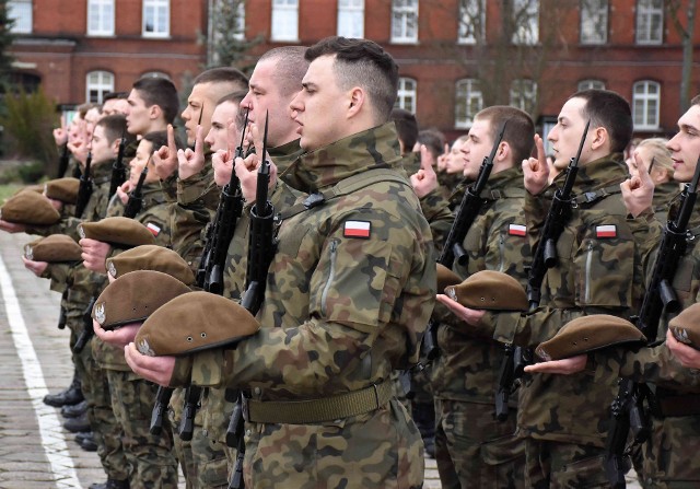 Ponad 60 dopiero co przeszkolonych żołnierzy Wojsk Obrony Terytorialnej złożyło przysięgę na placu apelowym koszar przy ul. Dworcowej w Inowrocławiu, gdzie stacjonuje m. in. 82 batalion lekkiej piechoty