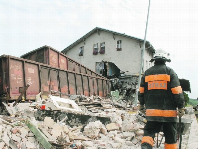 Skład siedmiu wagonów zniszczył kozła oporowego, zmiótł w proch budynki gospodarcze i wbił się w część mieszkalną