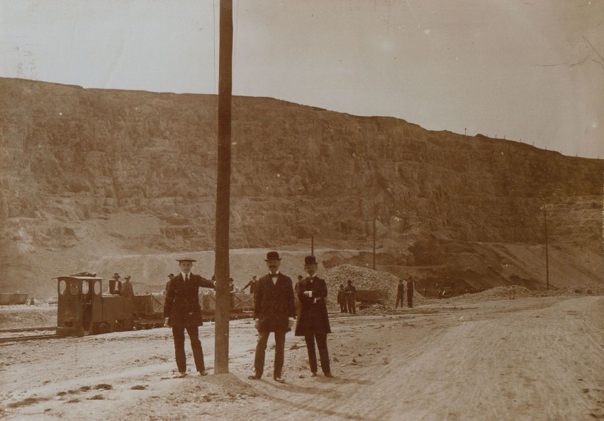 Wnętrze kamieniołomu Liban, lata 1910-1920. Fot. pochodzi ze...