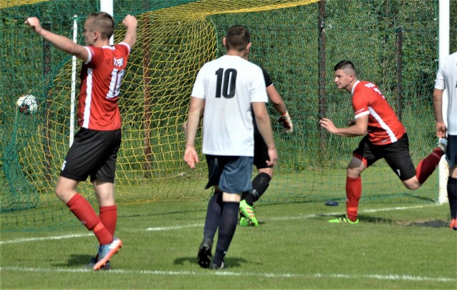 Rasjsko pokonało Żarki 3:0 i pewnie zmierza do mistrzostwa wadowickiej okręgówki, Na zdjęciu Paweł Piskorz zdobył własnie gola na 2:0 dla lidera.