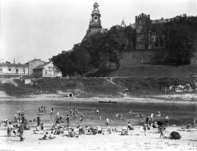 W Krakowie przed laty najpopularniejszym miejscem plażowania była Wisła. Plażowano głównie na wysokości Wawelu oraz na plaży Towarzystwa Uniwersytetu Robotniczego przy Salwatorze.