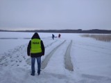 Wjechał samochodem na zamarznięte Jezioro Choczewskie. Załamał się pod nim lód. Wideo