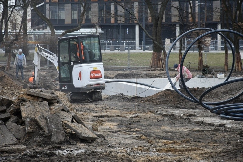 W centrum parku im. Moniuszki trwa właśnie montaż niecki...