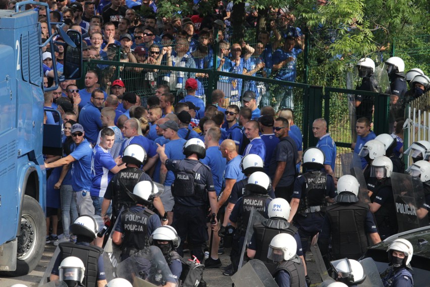 Kibice Ruchu Chorzów pod stadionem Szombierek Bytom...