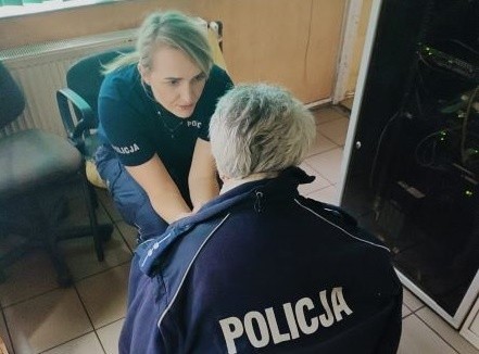 Libiąż. Seniorka spacerowała po ulicy w piżamie i kapciach. Wychłodzonej kobiecie pomogli policjanci