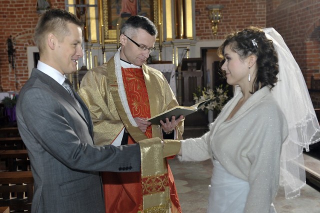 Nie wszyscy pamiętają, ale niedługo po zawarciu małżeństwa z Marcinem Hakielem, aktorka wyszła za mąż także w serialu TVP - ślub kościelny Kingi i Piotra Zduńskich nagrywano w 2009 roku. 