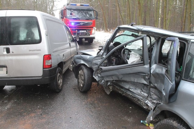 Śmiertelny wypadek na drodze między Bąkowem i Łoziną. Nie żyje młoda kobieta, jej roczne dziecko ciężko ranne