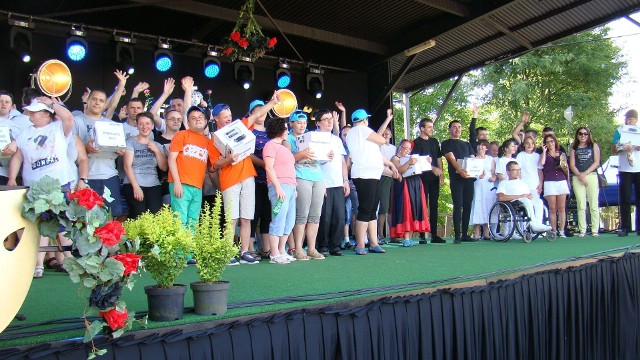 Laureaci festiwalu w Podolanach z trudnością mieścili się na plenerowej scenie