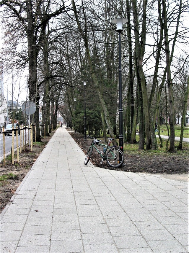 Nowa nawierzchnia drogi pieszo – rowerowej wzdłuż ul. Jana Pawła II, ale brak oznakowania i 14 nieczynnych nowych lamp