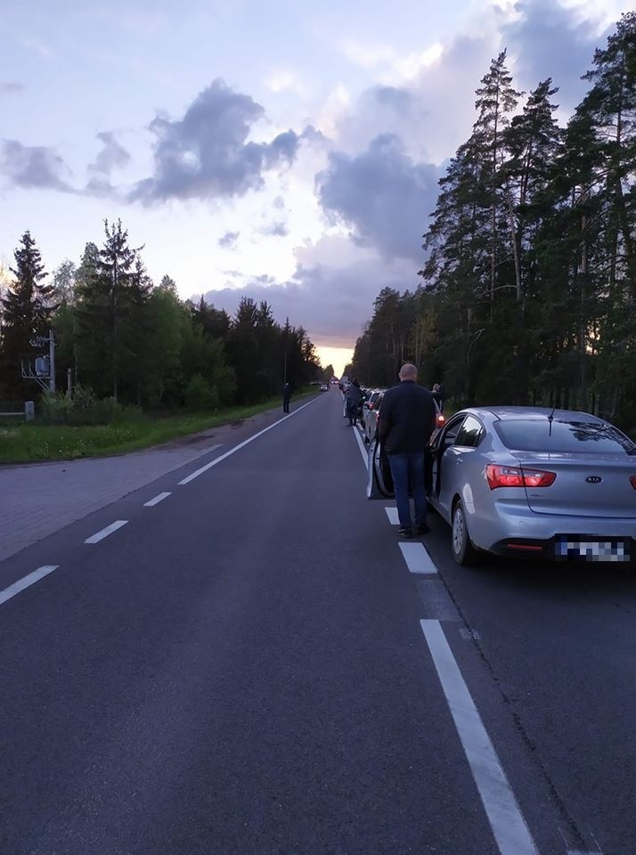 Majówka. Wypadek na drodze krajowej DK 65 Białystok - Bobrowniki. Trzy osoby ranne [ZDJĘCIA]