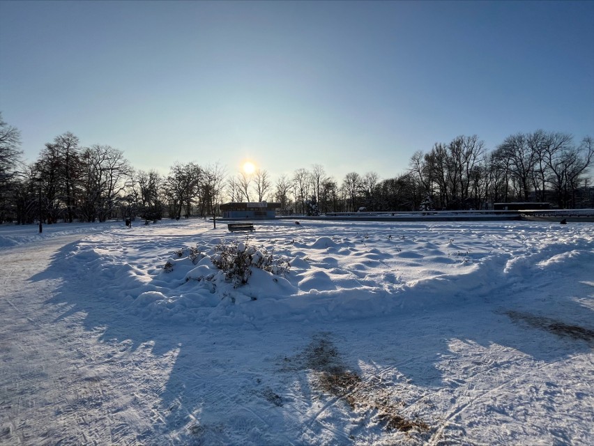 Kraków. Park Jordana w zimowej szacie przyciągnął tłumy entuzjastów śnieżnych zabaw