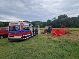 Tragiczny wypadek w Zaczarniu koło Tarnowa. Podczas prac polowych przy prasowaniu słomy zginął 29-letni mężczyzna
