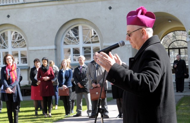 W środę studenci KUL uczcili rocznicę śmierci papieża, wspólnie odmawiając modlitwę "Anioł Pański" na dziedzińcu uczelni.