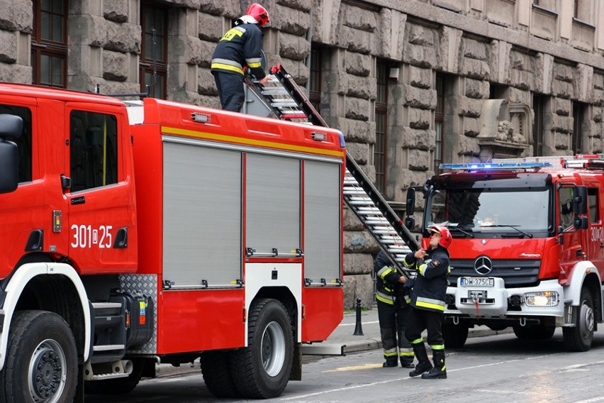 Strażacy nieśli pomoc przez okno na pl. Kościuszki