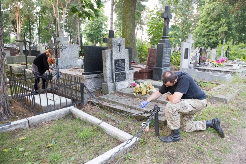 Członkowie Grupy Wschód odnawiają zapomniane nagrobki żołnierzy w Białymstoku (zdjęcia)