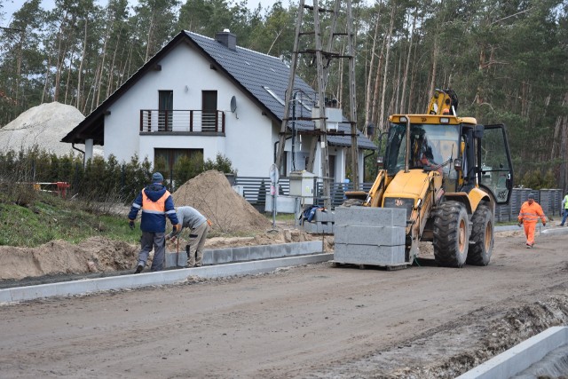 Ulica  Leśna w Szubinie jest w dużej części nieprzejezdna. Trwa m.in. układanie kostki na wjazdach  i krawężników.  Codziennie, nawet w weekendy, pracuje tutaj ciężki sprzęt