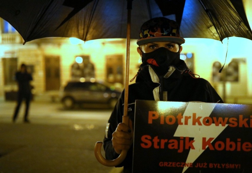 Interwencja policji na rynku w Piotrkowie Trybunalskim. Protest kobiet w Piotrkowie. Zobacz jak policja rozbija "nielegalne zgromadzenie" 