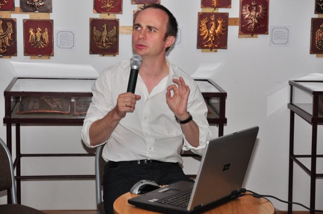 Rafał Freyer, dziennikarz rodem z Tarnobrzega opowiadał w piątek w Miejskiej Bibliotece Publicznej w Tarnobrzegu o swojej radiowej karierze.
