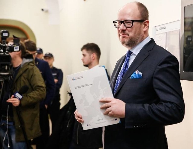 Prezydent Gdańska Paweł Adamowicz w związku ze sporem z działaczem Młodzieży Wszechpolskiej, w marcu pojawił się w gdańskim sądzie