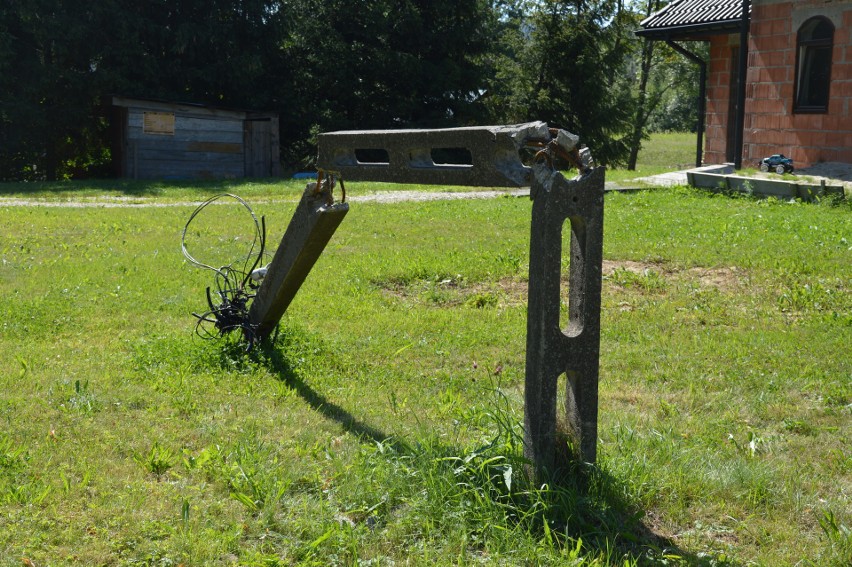 Siedliska. Powalone słupy i zerwana sieć. Nie mają internetu już od kilku tygodni 