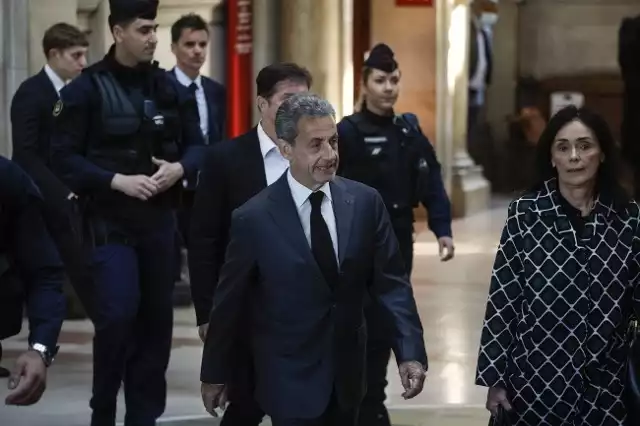 Sąd Apelacyjny orzekł również trzyletni zakaz korzystania z praw obywatelskich przez Sarkozy'ego.