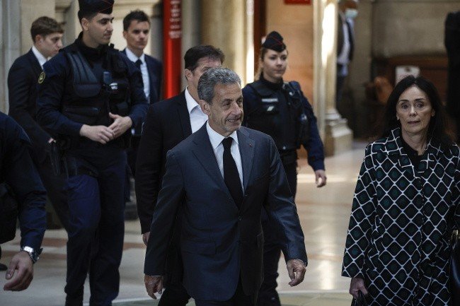 L’ancien président français Nicolas Sarkozy a été condamné à de la prison.  Il s’agit de corruption et d’abus d’influence politique